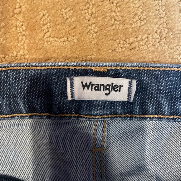 Wrangler women’s high rise bell bottom jeans - Picture 4 of 4